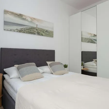 Stylish In Browary Warszawskie With Air Conditioning & Parking By Renters Apartamento *